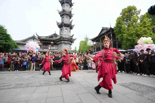 夯爆了！元通古镇清明春台会玩出新潮范儿