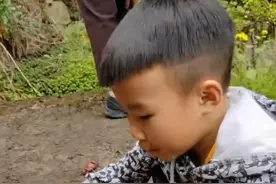 6岁孙子坟前吃供品引热议，爸爸淡定回应，网友：这是家宴，别管图片