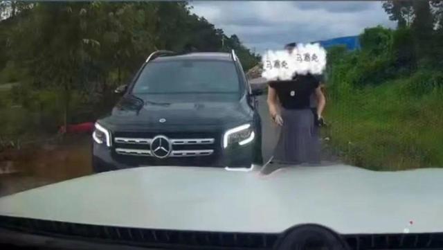 官方通报“奔驰女司机亮证逼迫让路”：侯某某（女，28岁）系民企员工，非公职人员，多人被问责