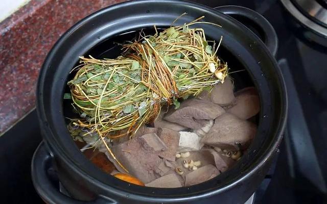 胡萝卜玉米花胶 2026年红萝卜玉米花胶排骨汤的做法