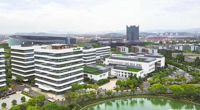 都反水了！ASML、荷兰光刻机供应商相继宣布，外媒：事情闹大了
