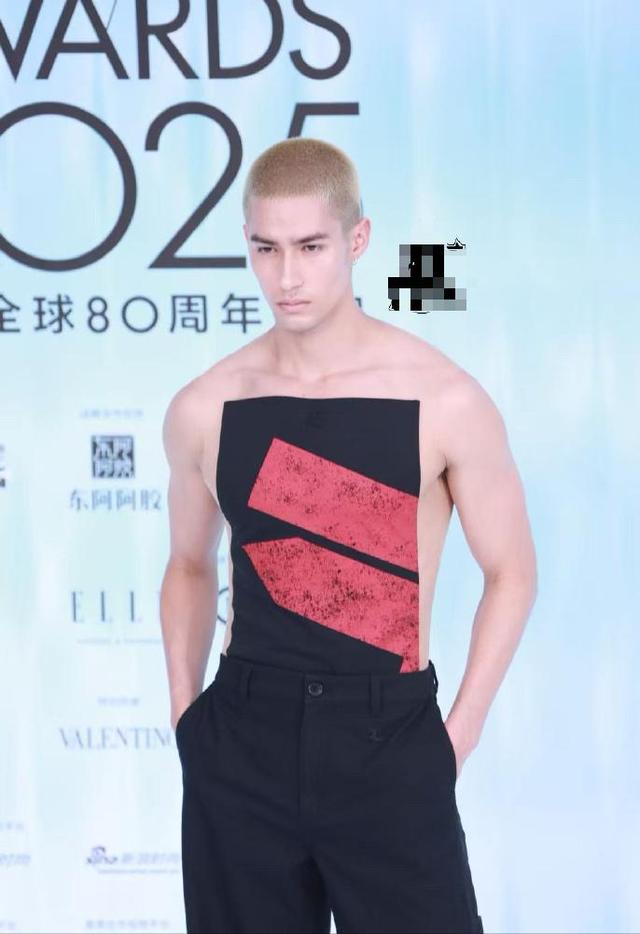 三亚红毯丑出圈，杨幂肉色内搭尴尬，关晓彤拖鞋辣眼，周冬雨驼背