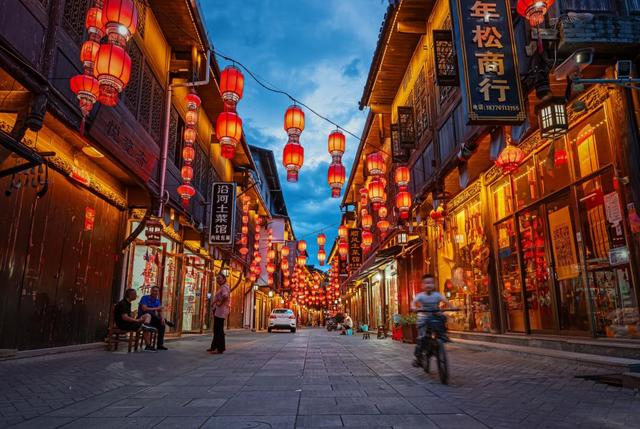 游在鹰潭｜中式美学深度游！山水、烟火、古建玩法全解锁，承包你的诗意周末