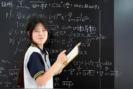 姜萍决赛后，一张手捏蛤蟆的照片跟着火了，网友起名：轻松拿捏图片