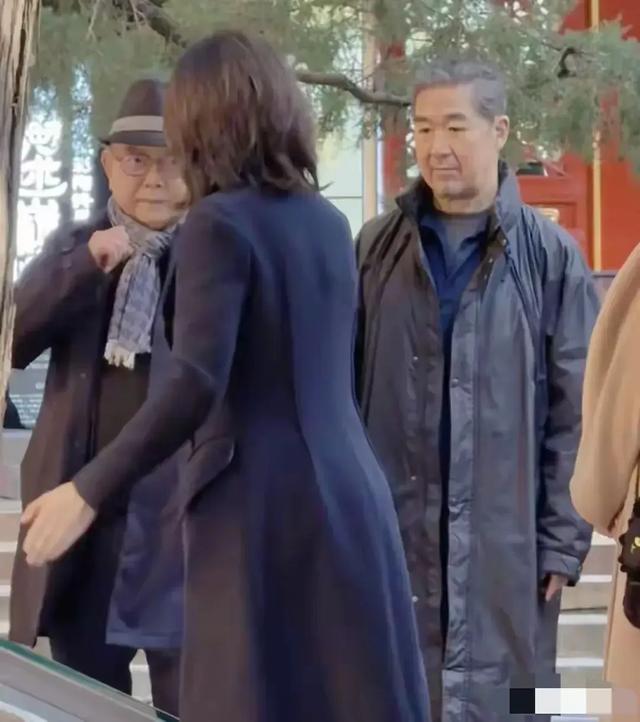 70岁张国立和76岁王刚在北京被偶遇,俩人老了好多,同框好温馨啊