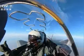 中国歼20逼退美军五代机，现场视频公开，真是扬眉吐气啊图片