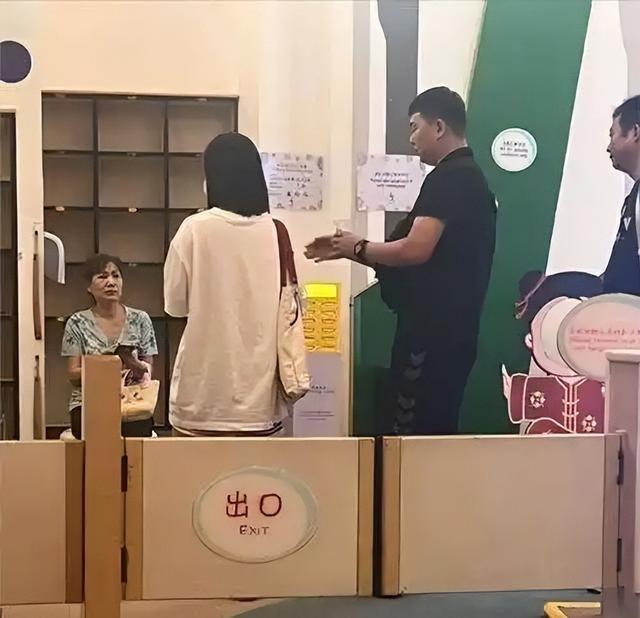 谢娜夫妇带三女儿外出，有谁注意跳跳俏俏的保姆？刷新了我的认知