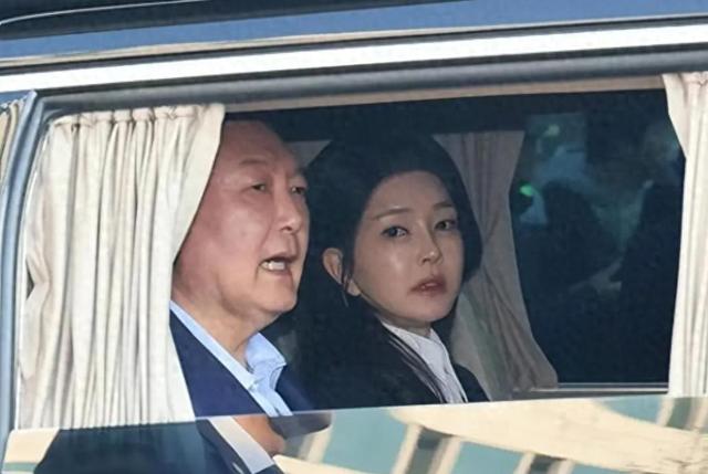 韩国政坛 “地震”，尹锡悦妻子被关进大牢，朴槿惠文在寅集体失声