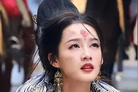 何冰，道出了李沁“强捧不红”的真相，她给圈内女演员提了个醒图片