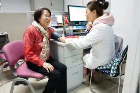 四川一67岁大妈，天天吃胡萝卜，2年后体检，结果让医生羡慕不已图片