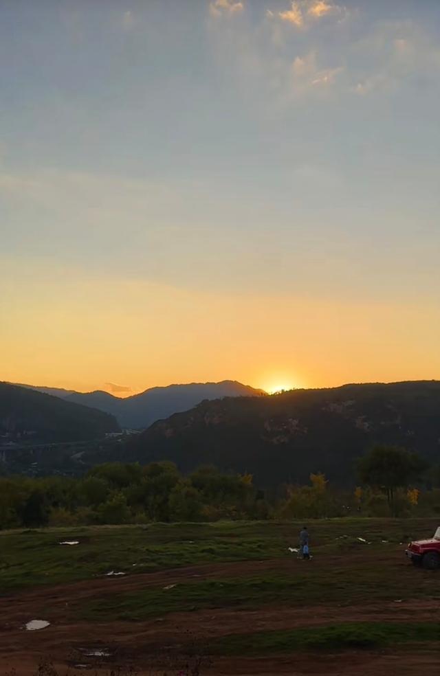 昆明日落“被劝退”，没登上最高处，却发现了更绝的天际线