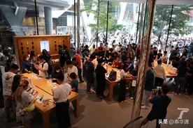 iPhone16系列手机今日开售！泰国人挤爆曼谷各大苹果直营店！图片