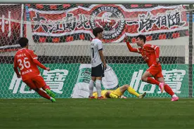 外地游客获赠辽篮球票、全场球迷获赠铁人队球衣！“一城双赛”齐发力，赛事经济更火爆图片