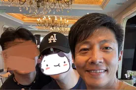 撒贝宁带家人回武汉，白发疯狂增多老态尽现，丈母娘同行帮带娃图片