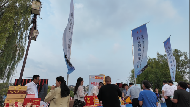 昨晚，签约！
