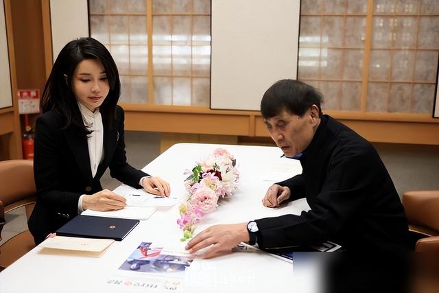 韩第一夫人在日本美够后回家了！2天换6套造型像时装秀，嫩得过分