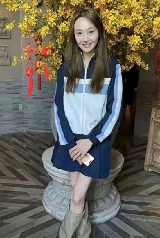 35岁郑爽近照曝光！形象管理失败，彻底成了素人，在美日子舒坦了