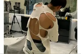 笑喷了！理发师穿的破洞衣卖8200元，网友: 我的短袖也可剪几个洞图片