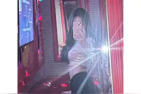 女人色起来就没男人什么事了！长沙一女子跟闺蜜去 KTV 放纵雇男模图片