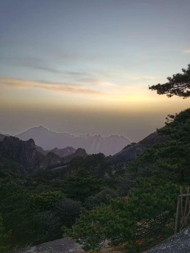 漫步黄山松掩山丛树杪，云隐仙踪徒步蹬道千阶