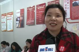 千斤顶打滑修车师傅被压车底，重庆这群好心人回应抬车救人：“谁看到都要去救！”图片