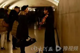 我在海外当博主2 |重庆女孩法国街头用小提琴演奏中国乐曲，有人翩翩起舞，有人泪流满面……图片