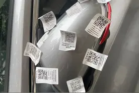 车上反复被贴小广告！市民吐槽“根本撕不干净”图片