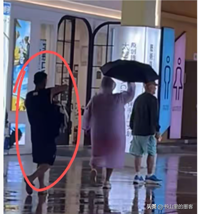 68岁赵本山现身三亚，逛街专人接待，买太多衣服保镖快拎不动袋子