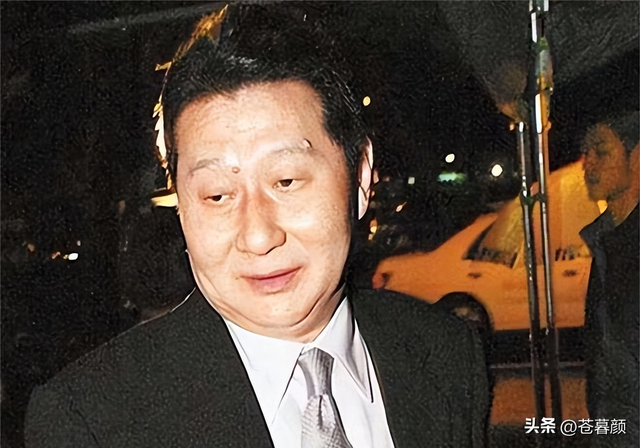 包养情人无数，娶初中同学女儿为妻，玩老婆闺蜜	，视色如命的富豪