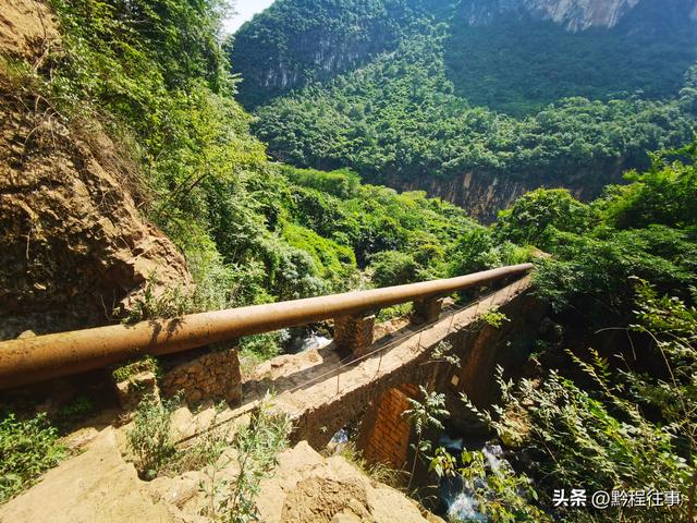 一个洞内烟云氤氲的躲匪洞，一个白练如幕的暗河瀑布