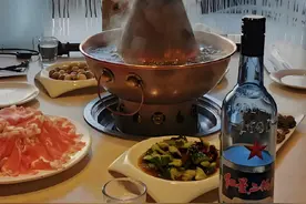 同为红星二锅头，白瓶和蓝瓶哪个更好喝？行家：差别有点大图片