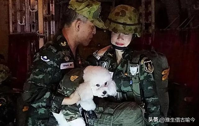 47岁苏提达出席活动太张扬，72岁泰王玛哈瞪着她，让她别抢风头