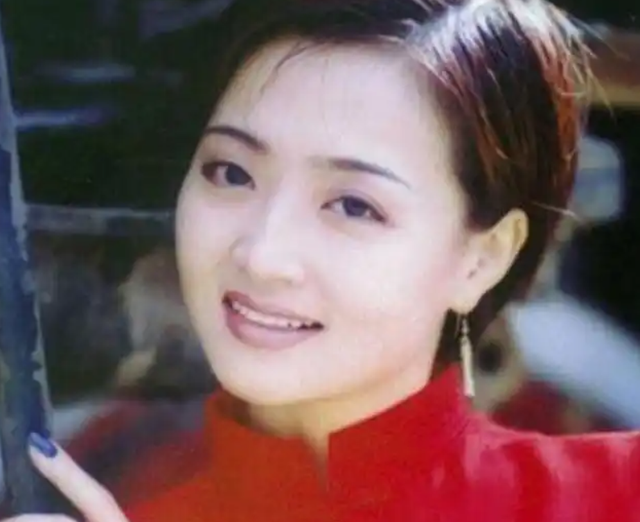 她曾苦恋王志文四年，与沙桐结婚1年就闪离，嫁圈外普通人很幸福