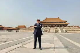 2024年，马英九在北京故宫留影，身后空无一人，拍照姿势一言难尽图片