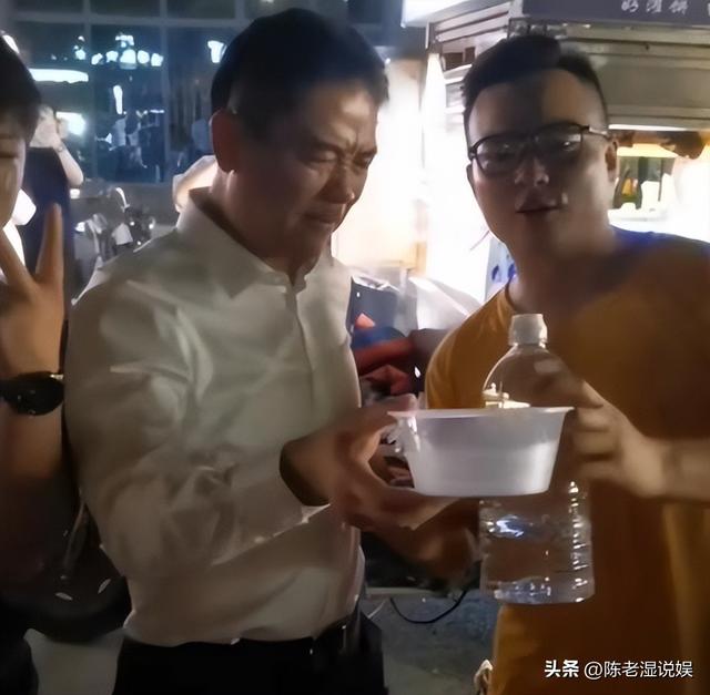夫妻本是同林鸟，但这一次，奶茶妹也“救不了 放飞自我”的刘强东