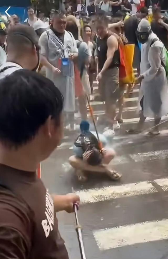滚出中国！云南泼水节炸出一群“男流氓”，当众扒衣喷私处太龌龊