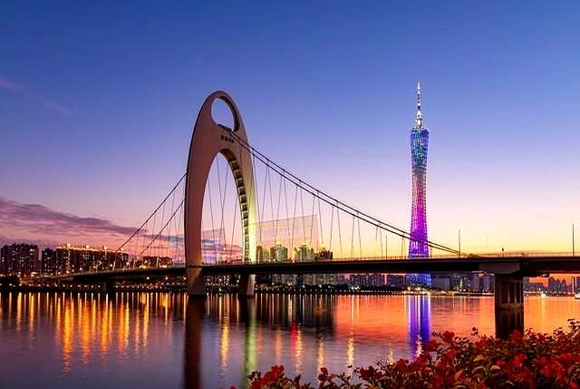 人到中年	，一个女人开始频繁运动	、健身，往往说明一个问题