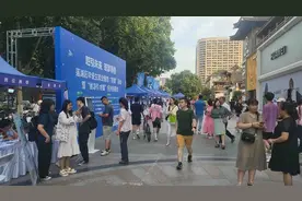 30项民生实事 | 推动重点人群就业——年过五旬的她在社区招聘会找到过条马路就到的长期工作图片