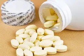 老年人要吃钙片吗？提醒：60岁以后的老人，吃钙片要注意3个点图片