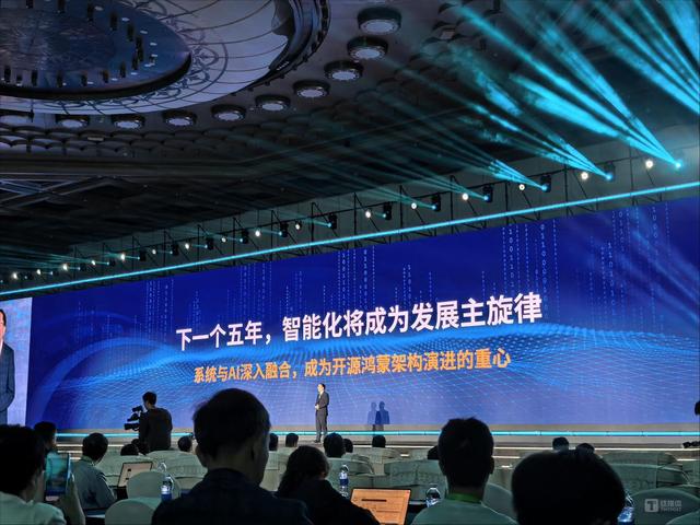 鸿蒙再爆好消息！终端冲20万，国产操作系统终于站起来了