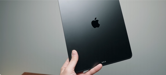 MacBook Pro M5 对比 iPad Pro M5—— 芯片相同，体验却天差地别！