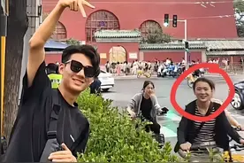 山东男子在鼓楼拍照，女生误入镜头，男孩全网寻找，本尊在线回应图片