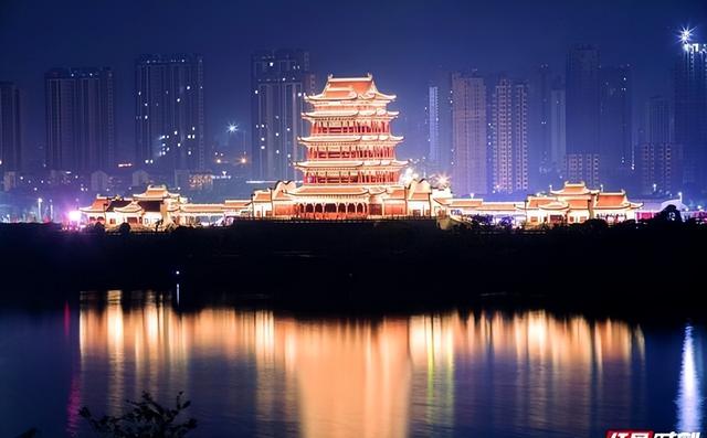 66年毛主席隐居滴水洞11天，期间只出来过一次，坐轮椅走了300米