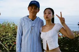 Jennie晒与陈冠希合照，男神魅力依旧图片