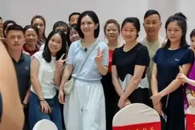 44岁谢娜在四川为二爸庆80大寿！大哥二哥罕见露面，保温杯随身带图片