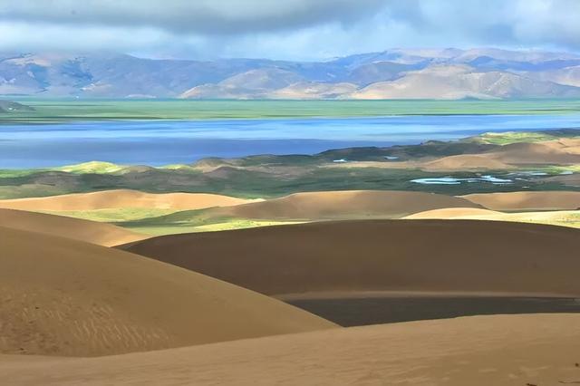 沙漠与湖泊相拥！西藏这片五彩沙丘美到犯规