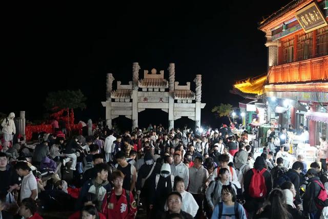 陪爬泰山，大学生月入过万