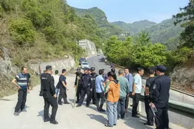 七旬老人深山失联18小时，道真警民联手搜寻→图片