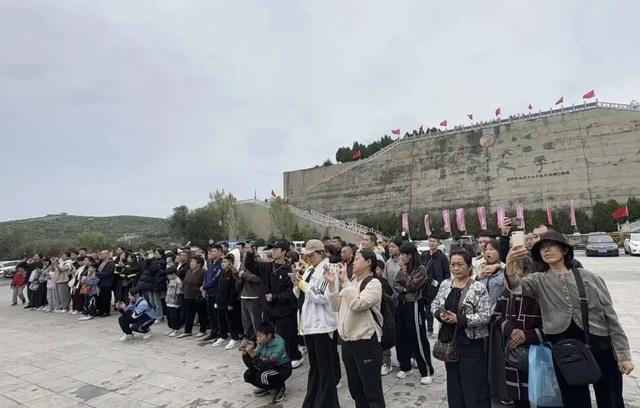 国庆假期第二天！云梦山景区“人从众”，热闹非凡！