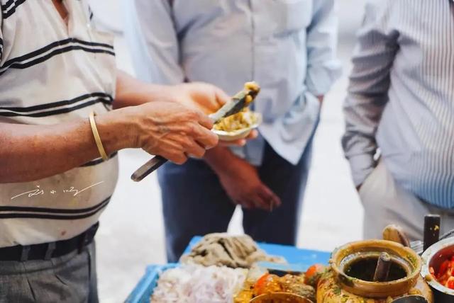 中国游客在印度旅游买冰棍解渴，导游夺过扔进垃圾桶：不要命了？